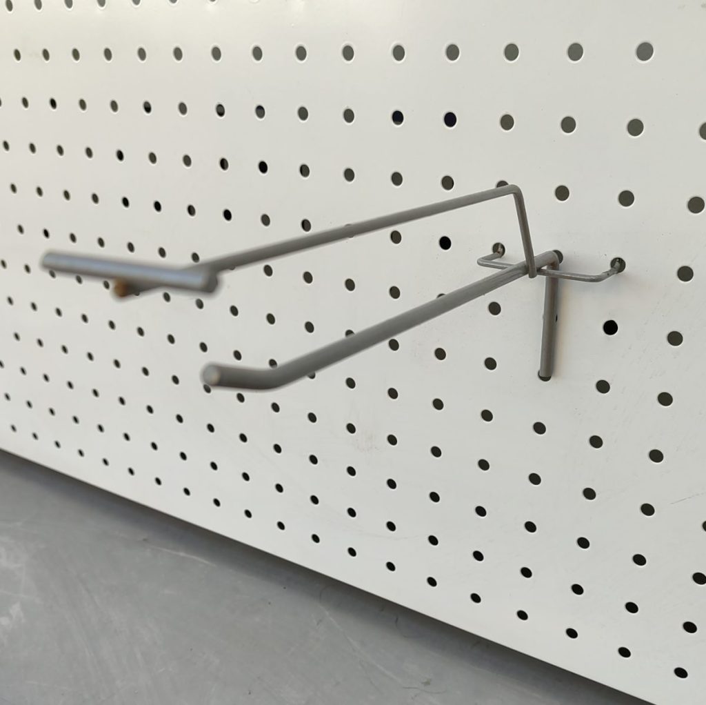 Крючок серый