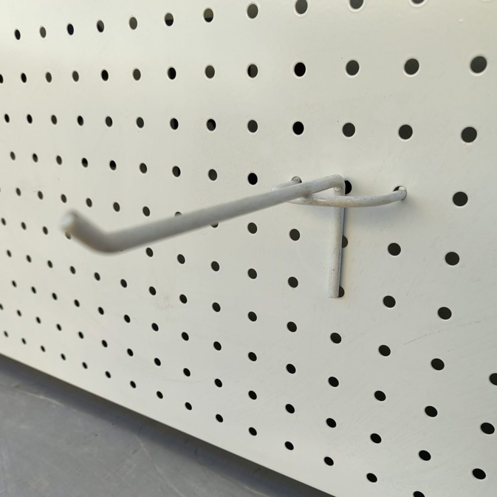 Крючок белый