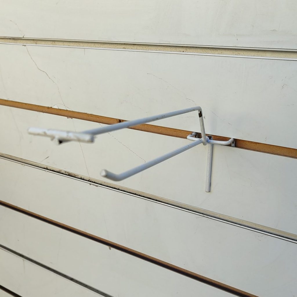 Крючок белый