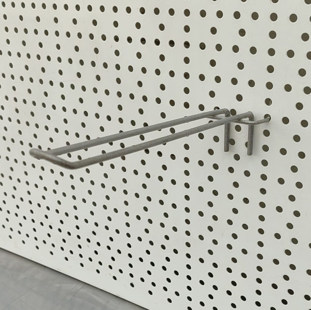 Крючок серый