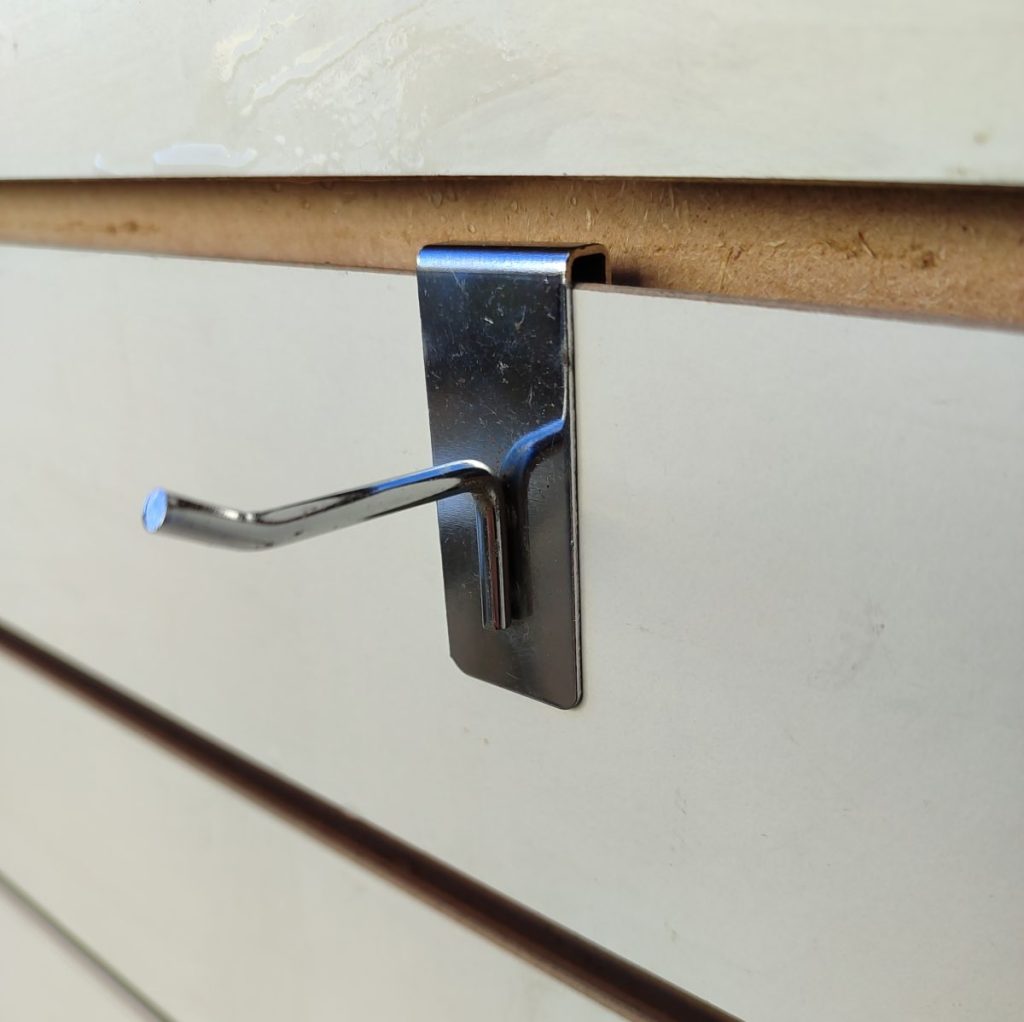 Крючок хром на экономпанель