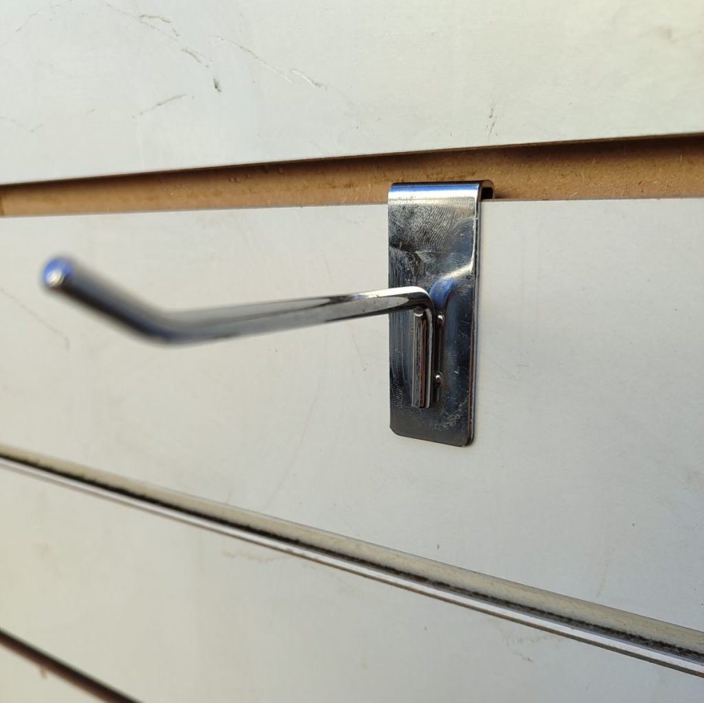 Крючок хром на экономпанель